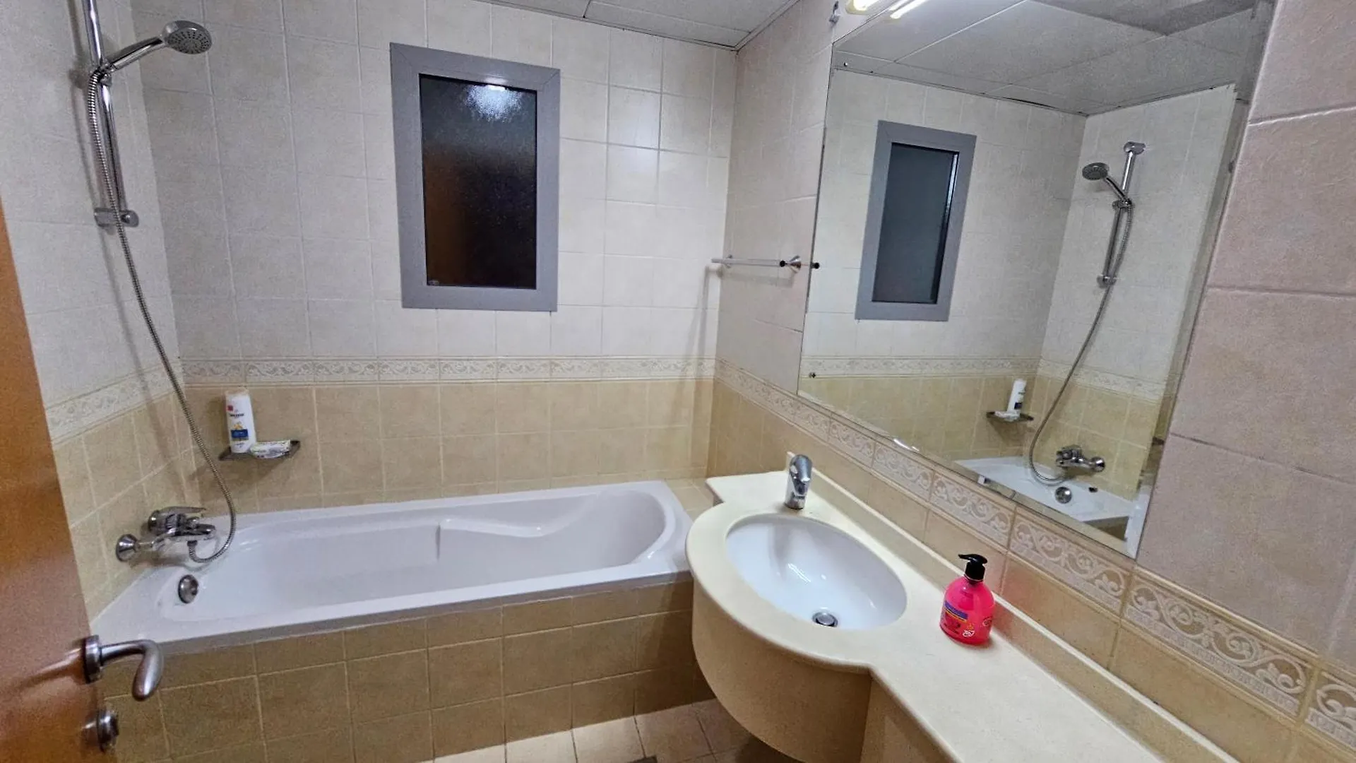 בית אירוח שארג'ה Luxury Private Rooms איחוד האמירויות הערביות